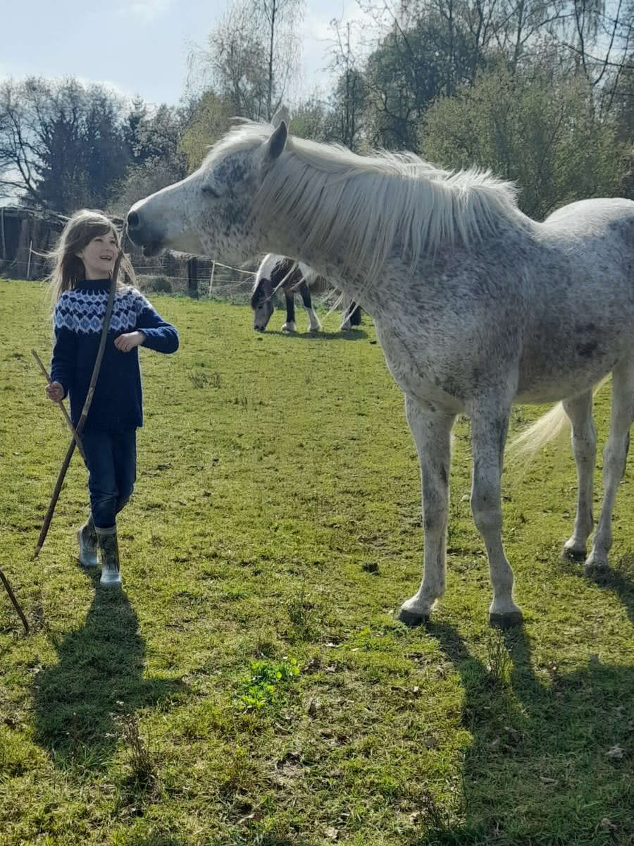 Kind und Pferd in wunderschöner umgebung